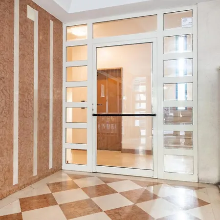 Apartment & Comfy With Veranda Bari